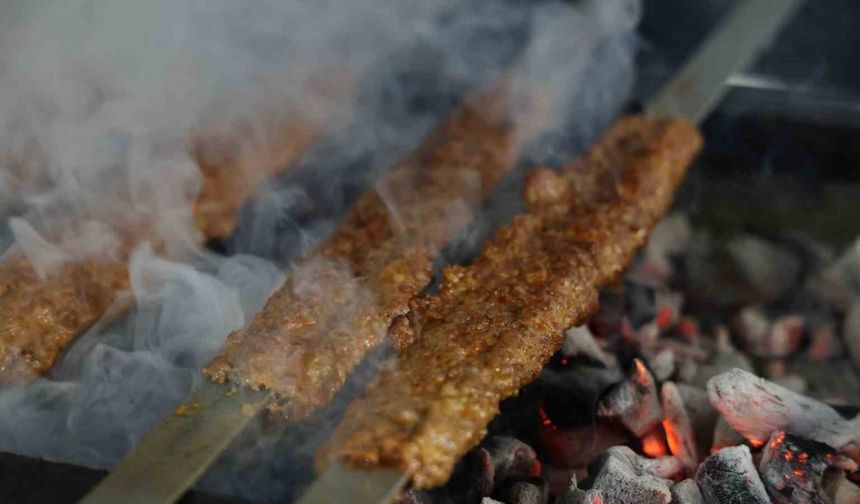 Adana’da Gökyüzü Kebap Dumanıyla Kaplandı! Festivale İzdiham Yaşandı