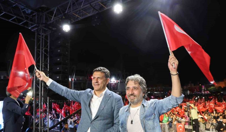 Ali Kınık Kozan’da Sahneye Çıktı: Binlerce Kişi Şarkılara Eşlik Etti!