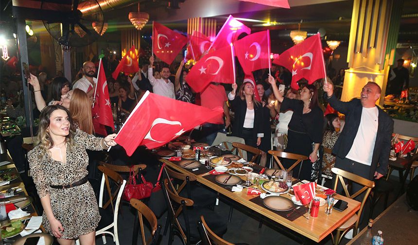 'Cumhuriyet’ Coşkusu Mekandan Sokağa Taştı