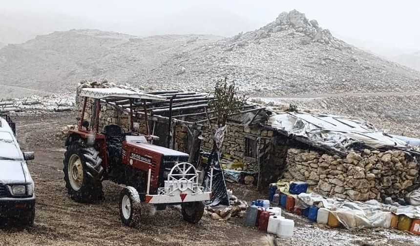 Yörükler Mevsimin İlk Karını Cep Telefonlarıyla Kaydetti: Beyaz Güzellik Ortaya Çıktı