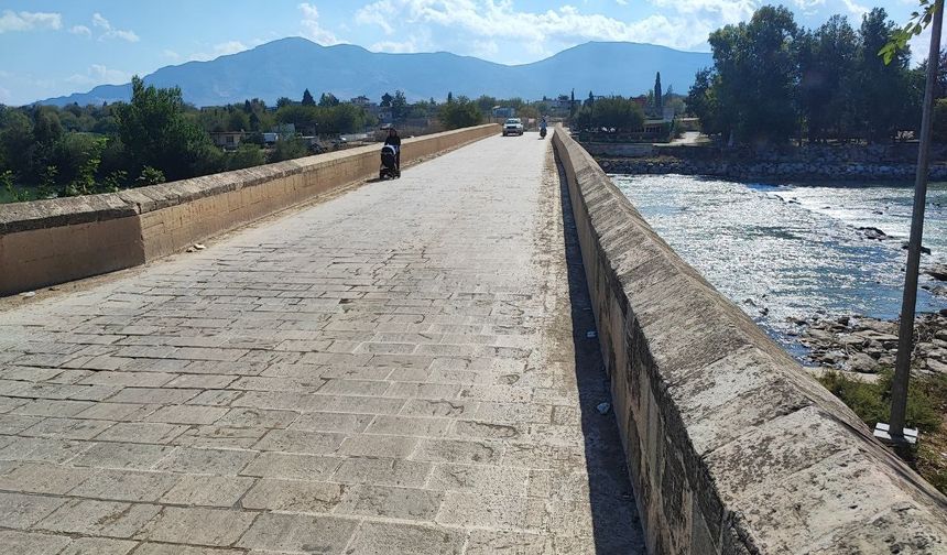 Adana’daki 2 Bin Yıllık Misis Köprüsü Boyandı: Tarihe Zarar Verildi