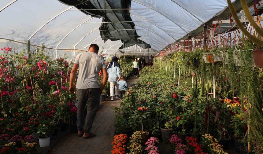 Adana’da Öğretmenler Günü’ne Özel Çiçek Hareketliliği
