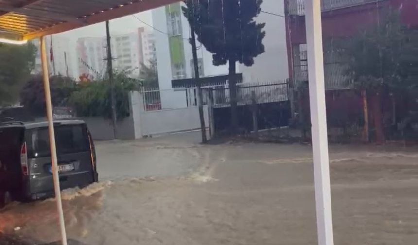 Adana’da Kısa Süreli Yağmur Yolları Nehre Çevirdi!
