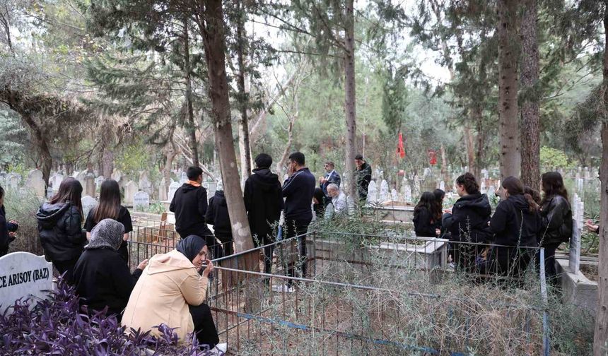 Öğretmenler Günü’nde Yaşanan Acı: Halil İbrahim Kaplan Mezarı Başında Anıldı!