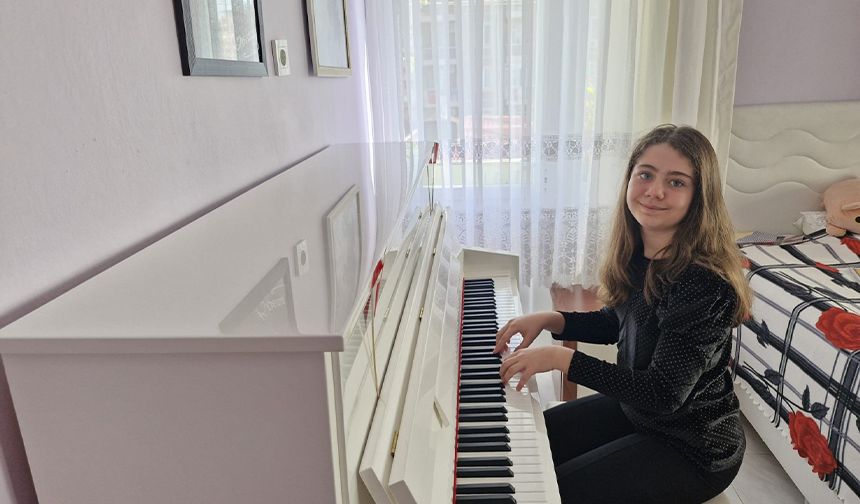 “Atatürk Çocuğu” Selin Meva Ceylan’dan Duygulandıran 10 Kasım Konseri!