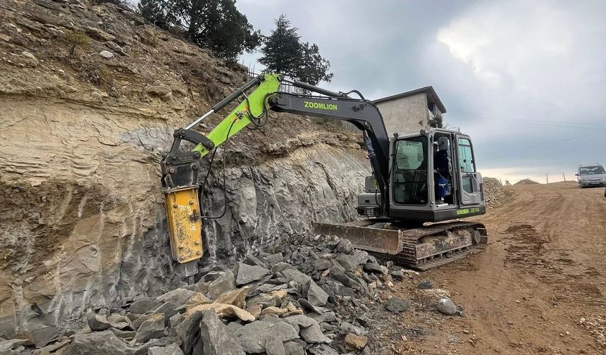 Kış Şartlarına Meydan Okuyan Çalışma: Feke’de Yollar Yenileniyor