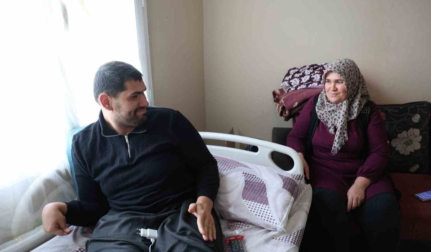 24 Yıldır Sırtında Taşındı, Şimdi Pencereden Hayata Sarılıyor