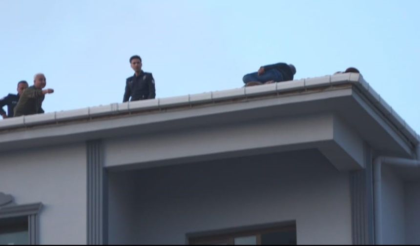 Kozan’da çatı gerilimi! 80 bin liralık alacak ödenince indi