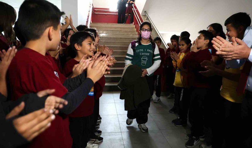 Okula Başlayacağı Gün Lösemi Teşhisi Konmuştu… 3 Yıl Sonra Dönüşüne Balonlu Karşılama!
