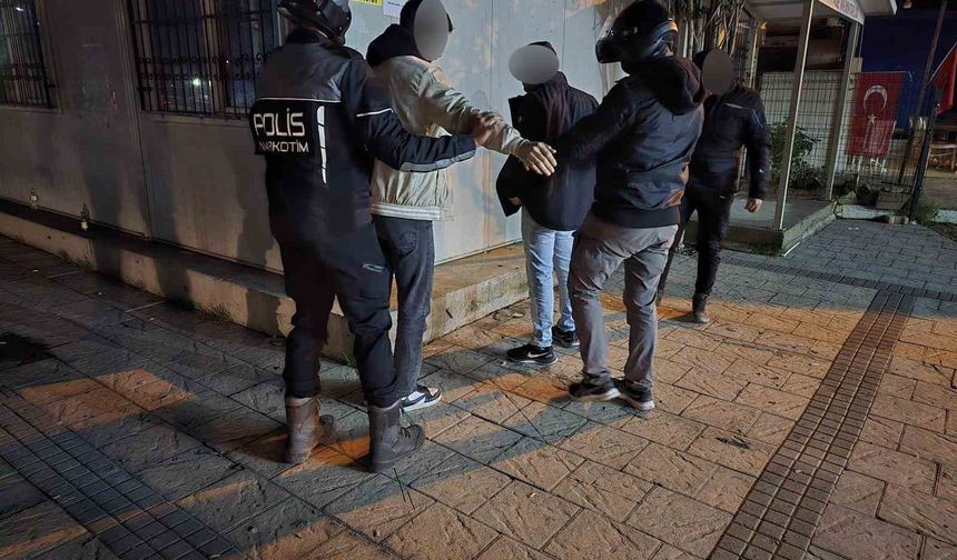 Adana’da Parklara Narkotik Baskını: 12 Kişi Suçüstü