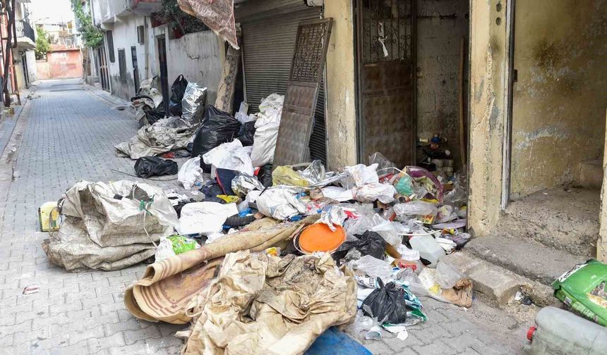 Adana’da Şikâyet Yağan Evden Kamyon Dolusu Çöp Çıktı