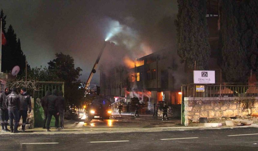 Adana OSB’de Gece Yarısı Korkutan Yangın!