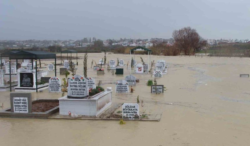 Adana’da Sağanak Felaketi: Mezarlık Sular Altında Kaldı