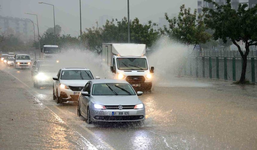 Adana’yı Sağanak Teslim Aldı: Yollar Göle Döndü, Rögarlar Patladı