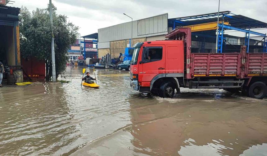 Adana’da Yağmur Sonrası İlginç Anlar: Sanayi Sitesinde Kano Keyfi