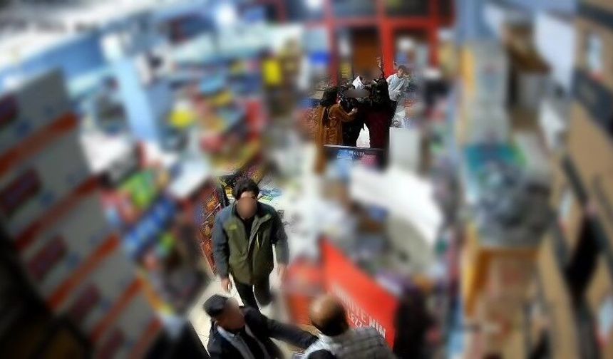 Market Ortasında Kardeş Kavgası: Raflar Yerle Bir Oldu