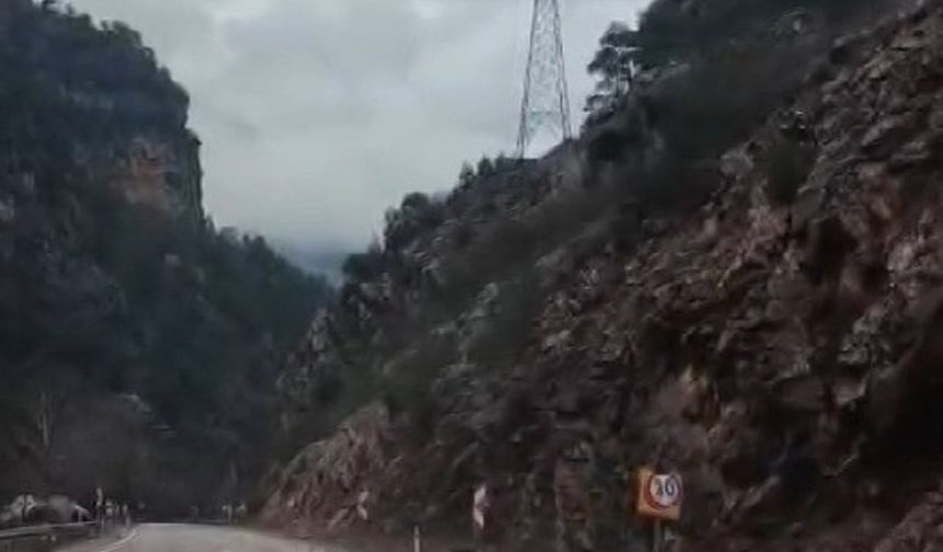 4 Öğretmenin Hayatını Kaybettiği Bölgede Yine Kaya Düştü