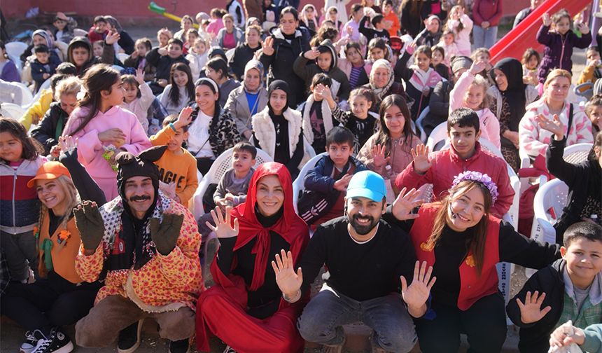 Seyhan’da Sömestir Şenliği: Kırmızı Başlıklı Kız Mahalleye Geldi