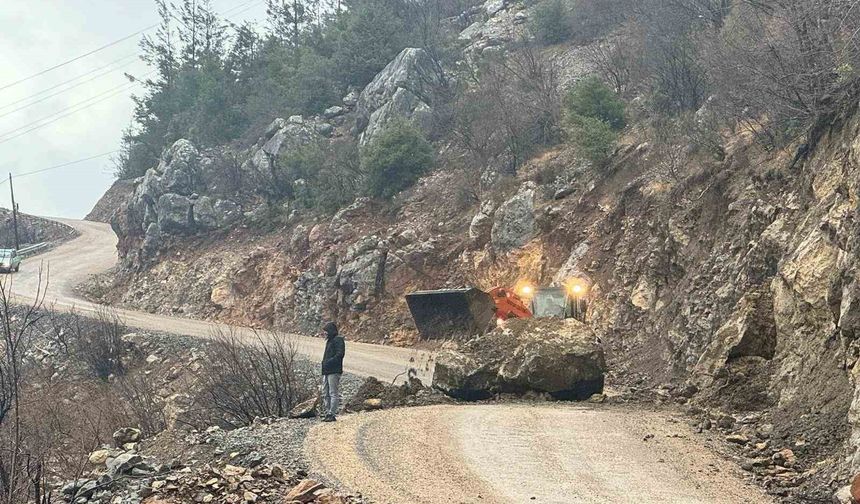 Adana’da Yol Ortasına Kaya Düştü: Ulaşım Durdu