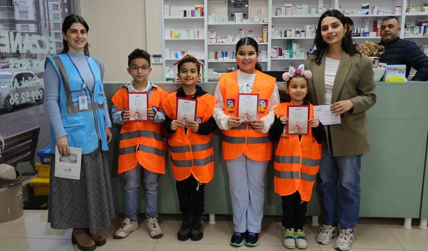 Müzik Çalıp Turunç Sattılar, Bağışlarıyla Gönülleri Fethettiler