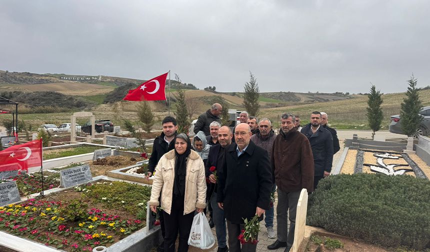 6 Şubat’ta Yürek Burkan Ziyaret: Karanfiller Kabirlere Bırakıldı