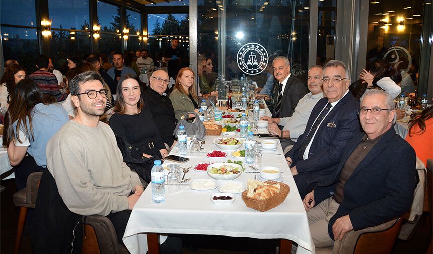 Adana’da Diş Hekimleri Aynı Sofrada Buluştu