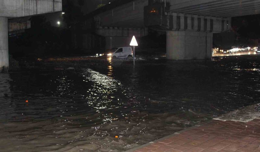 Adana’da Gece Yarısı Alarmı! Yollar Göle Döndü