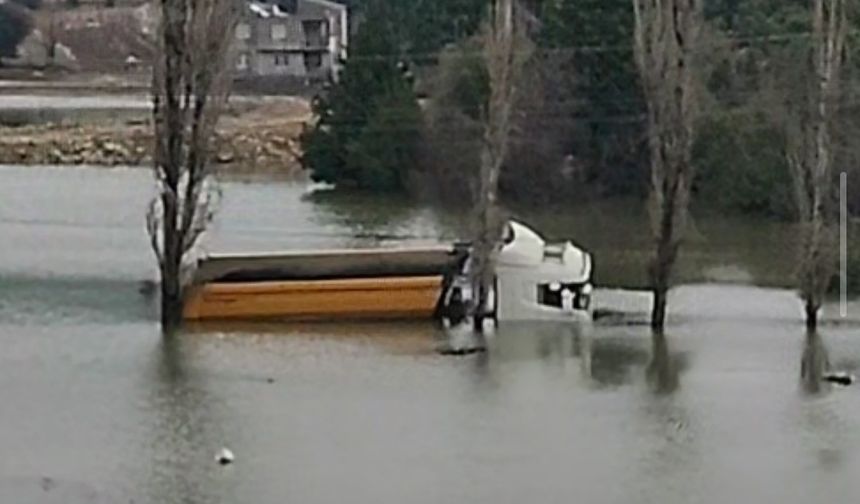Çatalan’da Kapaklar Açıldı, Köy Sular Altında Kaldı!