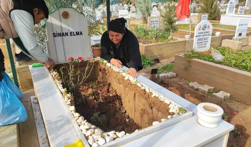 Adana’da Yürek Yakan Manzara: Oğlunun Mezarı Çöken Anne Gözyaşlarına Boğuldu