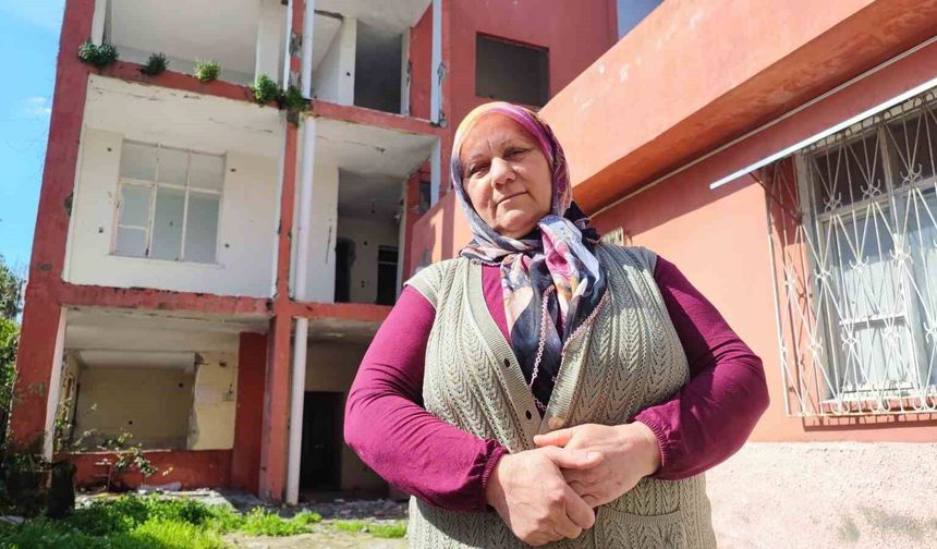 Ağır Hasarlı Bina Yanındaki Aileyi Uykusuz Bırakıyor