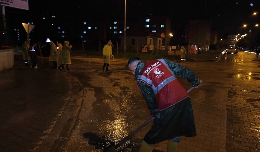 Ceyhan’da Gece Boyu Alarm! 200 Personel Sahadaydı