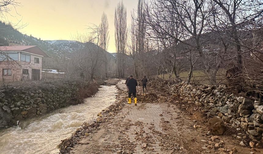 Gece Gündüz Çalışma: Feke’de Kapanan Yollar Tek Tek Açılıyor