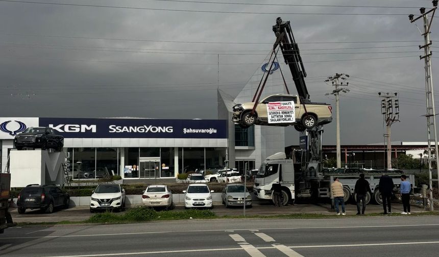 Adana’da İlginç Protesto: Kamyoneti Bayi Önünde Vinçle Astı