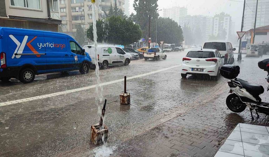 Adana’da 20 Dakikalık Yağmur Yolları Nehre Çevirdi