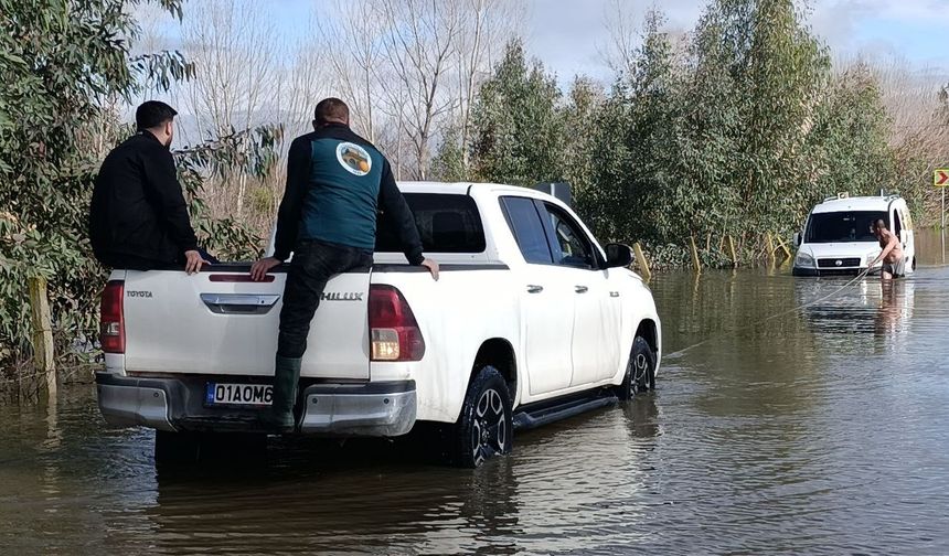Taşan Çay Yolu Kapattı! Kozan’da Araçlar Tek Tek Çıkarıldı