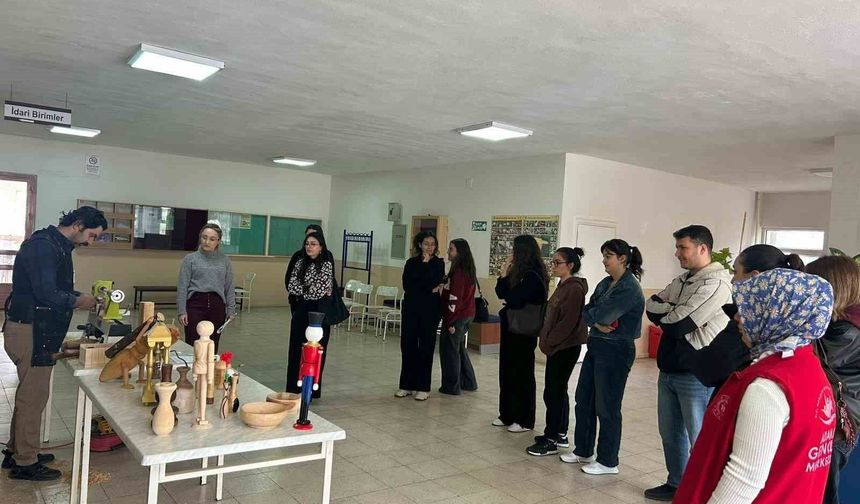 Üniversiteliler Ahşaba Şekil Verdi! Kozan’da Renkli Atölye