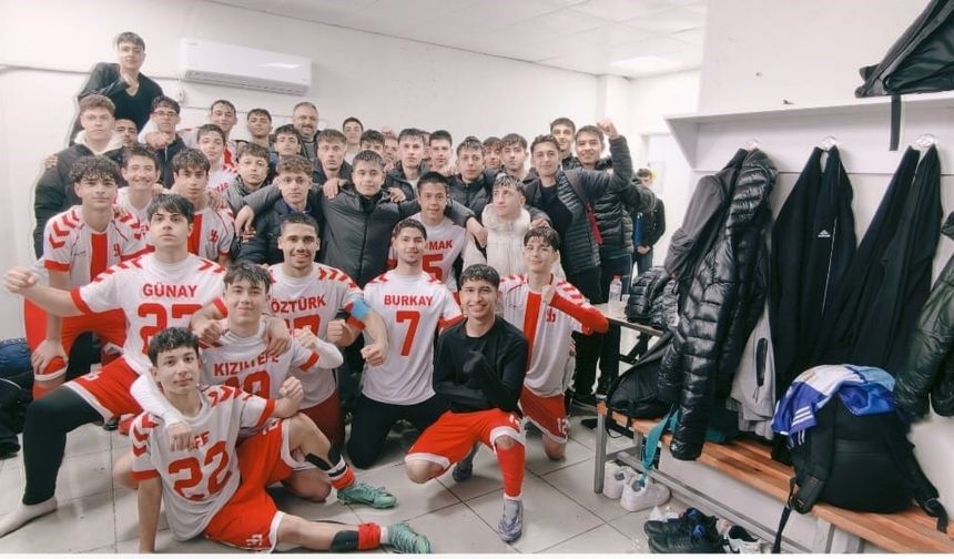 Dün Kavga, Bugün Kardeşlik! Kupayı Birlikte Kaldırdılar