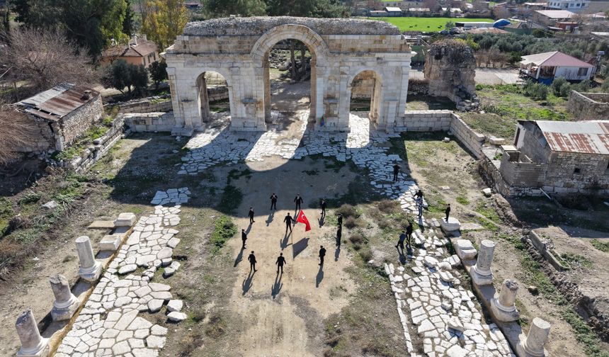 Anavarza’da Tarihe Damga Vuran Gösteri: Zeybek ve Bayraklar Bir Arada