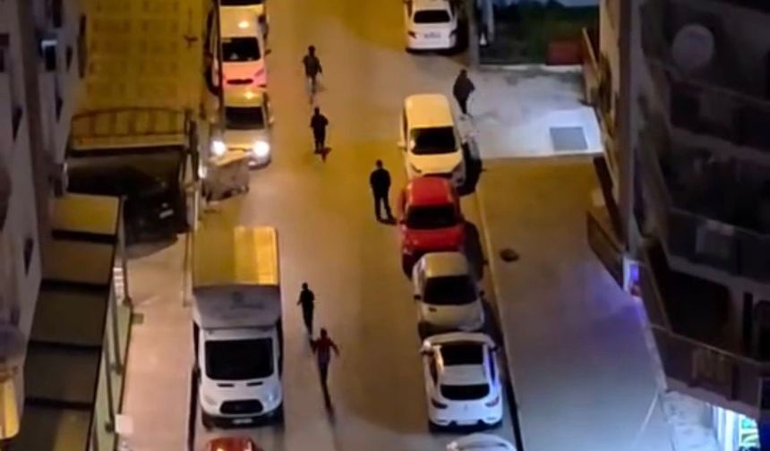 Adana’da Şaşkına Çeviren Görüntü! Otobüse Turunç Fırlattılar