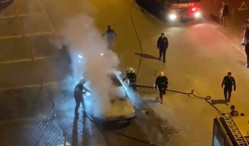 Adana’da Park Halindeki Araç Bir Anda Alev Aldı