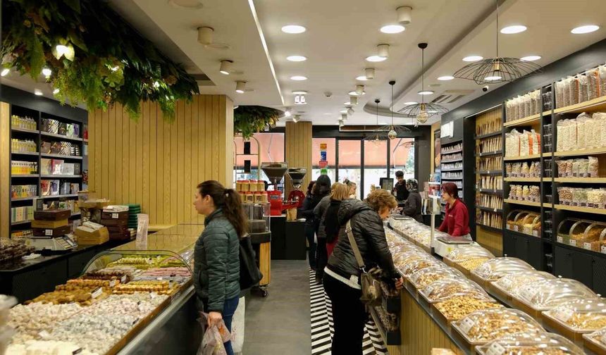 İftar Öncesi Kuruyemişçilerde Yoğunluk: Hurma Satışları Zirvede