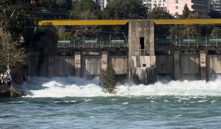 Seyhan Barajı’nda Kapaklar Açıldı! Adana’da Bahçeler Sular Altında