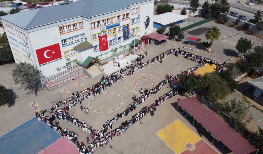 Ara Tatil Öncesi Anlamlı Etkinlik: 1100 Öğrenci Bayramlaşmak İçin Bir Araya Geldi