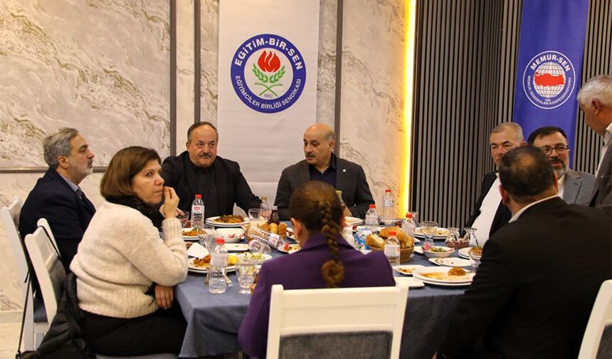 Adana’da Dev İftar Buluşması! Sivil Toplum ve Eğitim Camiası Aynı Sofrada