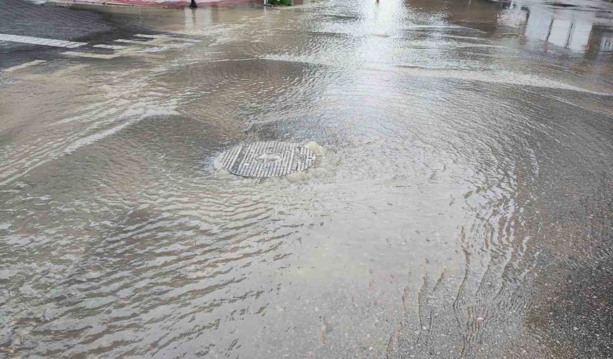 Yağmur Yok Ama Cadde Göle Döndü! Adana’da Şaşırtan Olay