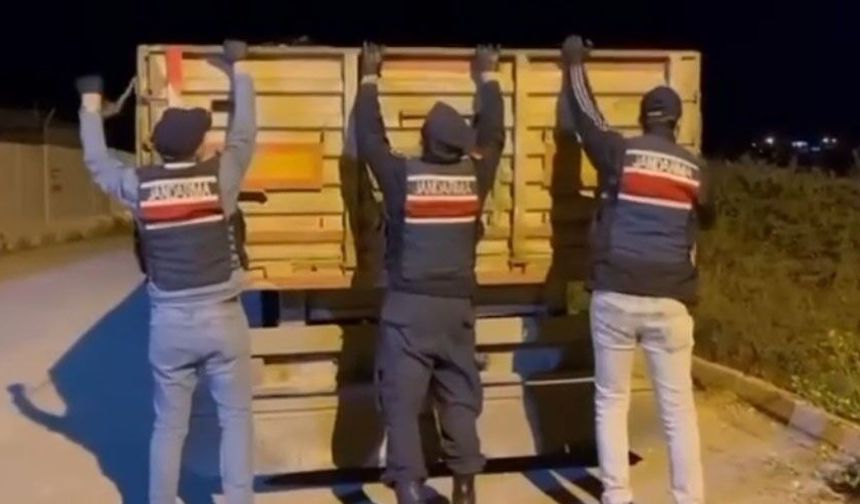 Adana’da Jandarmadan Dev Operasyon: 4 Milyondan Fazla Kaçak Makaron Ele Geçirildi