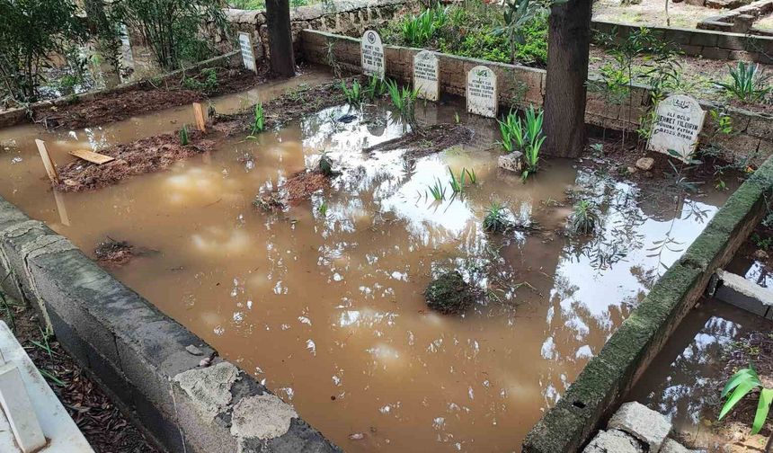 Adana’da Mezarlık Alarmı! Kabirler Sular Altında Kaldı