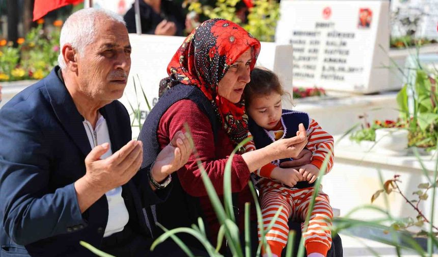 Adana’da Gözyaşları Sel Oldu: Şehitlikte Duygu Dolu Anlar