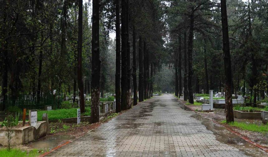 Adana’da Bayram Arifesi Mezarlıklar Sessizliğe Büründü!