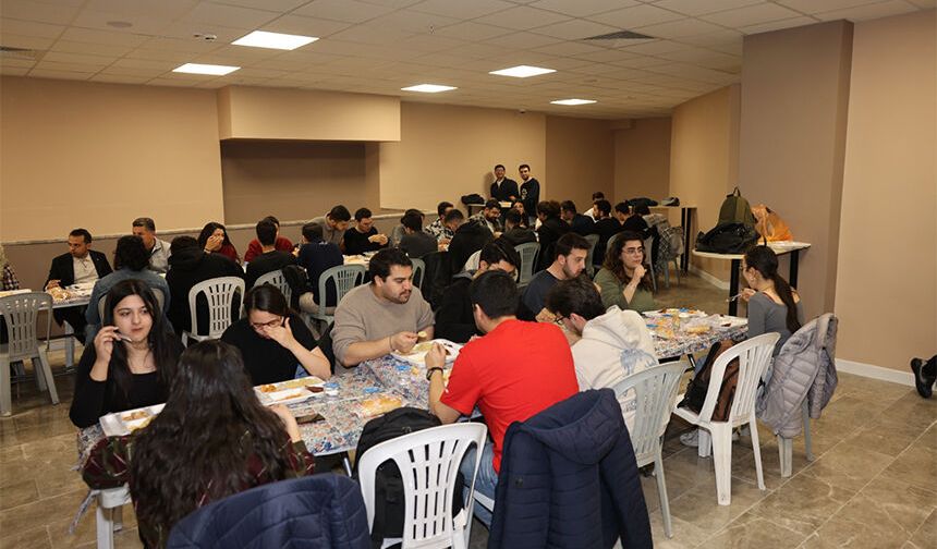 ÇÜ’de Dev İftar: Öğrenciler, Mezunlar ve Akademisyenler Aynı Masada